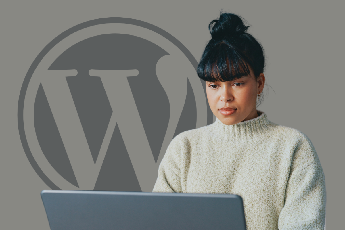6 motivos para manter o Wordpress atualizado. Na imagem, moça usando laptop, com logo do Wordpress ao fundo.
